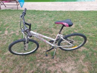 Bicicleta blanca y rosa