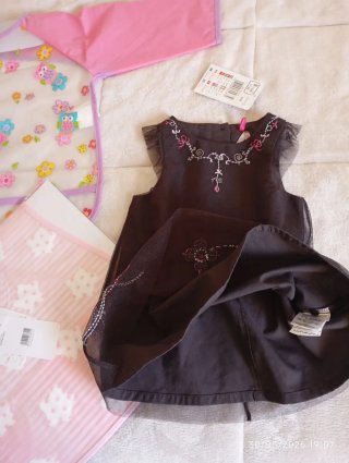 Lote Ropa Bebé: Vestido Negro y Baberos.  (Mayoral