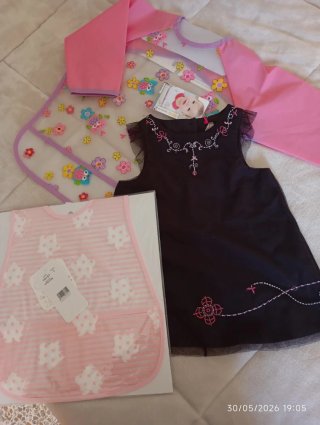 Lote Ropa Bebé: Vestido Negro y Baberos.  (Mayoral