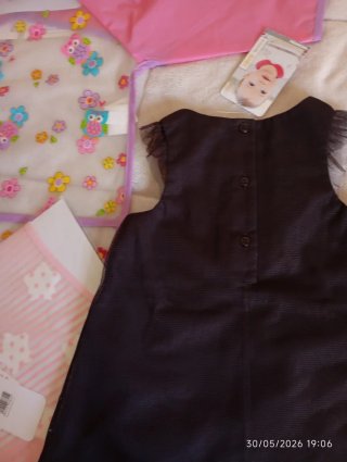 Lote Ropa Bebé: Vestido Negro y Baberos.  (Mayoral