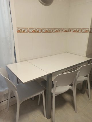 Mesa y 3 sillas cocina blancas