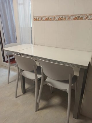 Mesa y 3 sillas cocina blancas