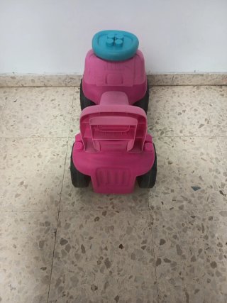 Correpasillos rosa con botón azul