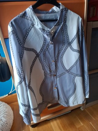 Camisa estampada cadenas gris y blanco