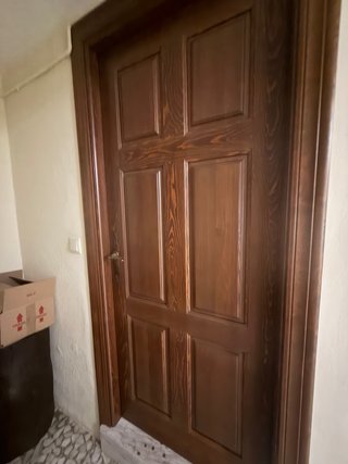 Puerta de madera maciza