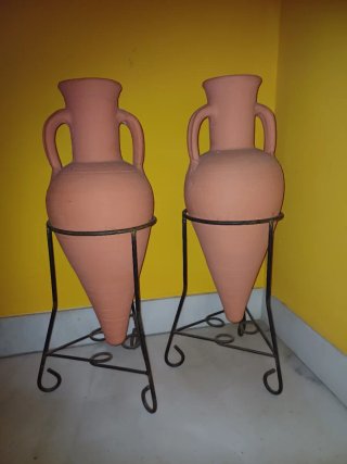2 anfore in terracotta con supporto