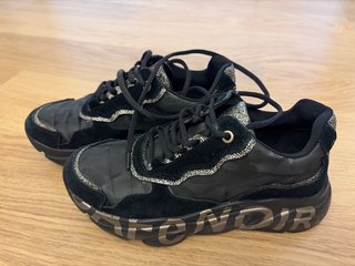 Zapatillas negras y doradas