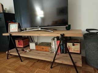 Mesa de madera y hierro para televisión o centro