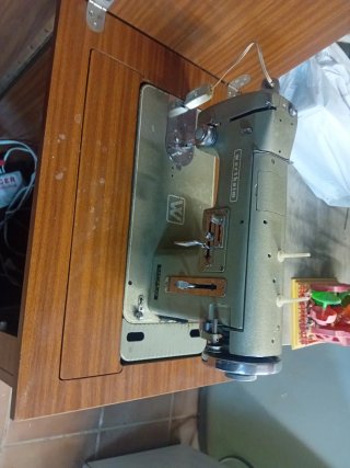 Máquina de coser Singer con mueble