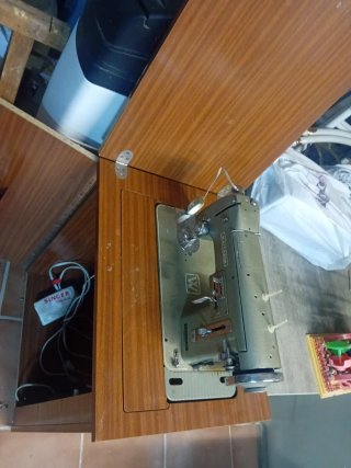 Máquina de coser Singer con mueble