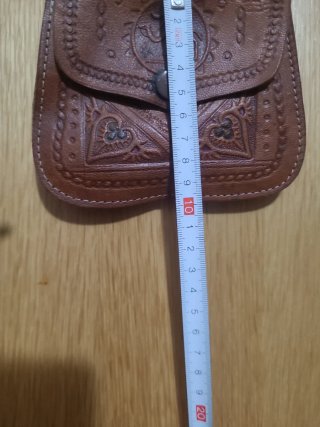 Bolso pequeño de cuero marrón con diseño