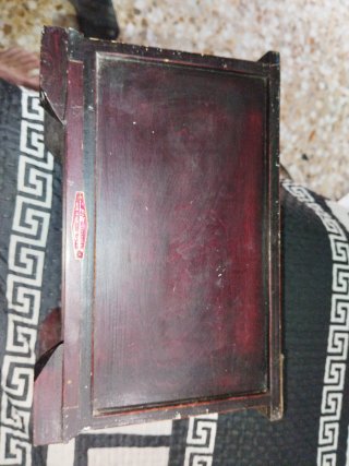 Joyero de madera con detalles dorados