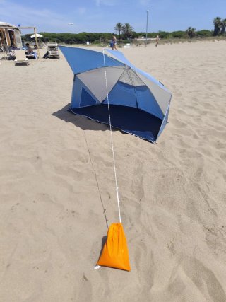 Sombrilla de playa azul y gris