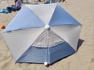 Sombrilla de playa azul y gris