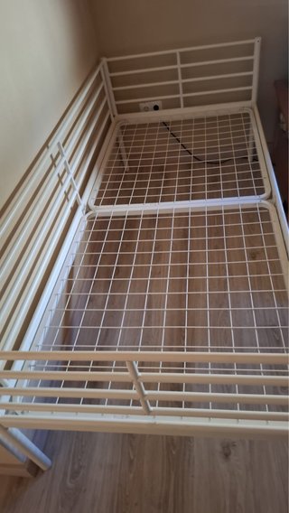 Estructura de cama metálica beige/blanca