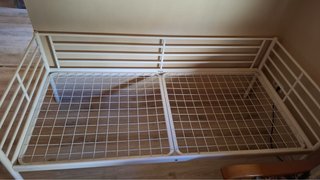 Estructura de cama metálica beige/blanca