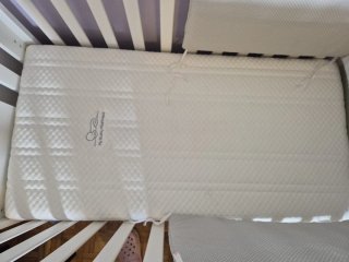 Cuna de madera con osito y estrellas