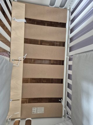 Cuna de madera con osito y estrellas