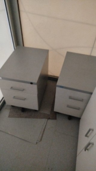 4 Cajoneras Metálicas Blancas y Grises