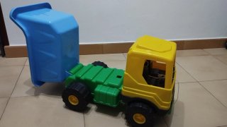 Camión de juguete amarillo y azul