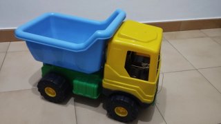 Camión de juguete amarillo y azul