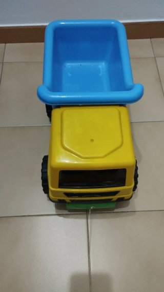 Camión de juguete amarillo y azul
