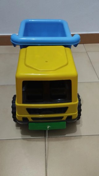 Camión de juguete amarillo y azul