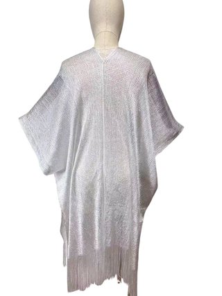 Kimono plateado con red y flecos