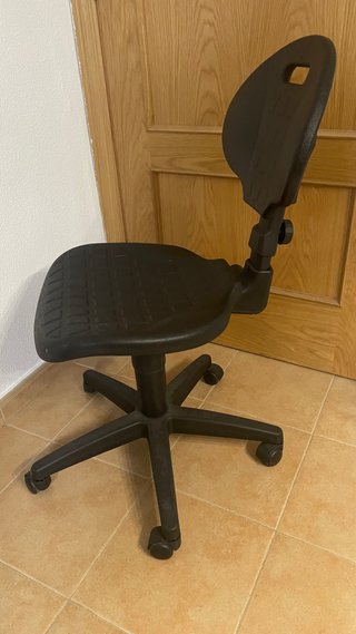Silla de oficina negra con ruedas