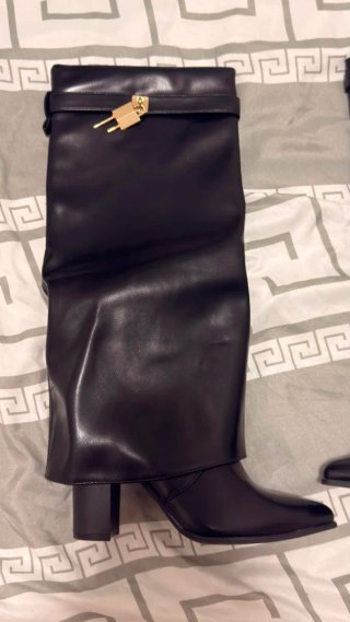 Botas altas negras con candado dorado