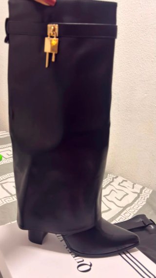 Botas altas negras con candado dorado