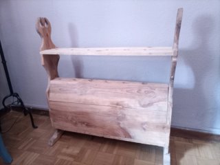 Hachero antiguo de madera