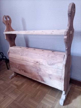 Hachero antiguo de madera