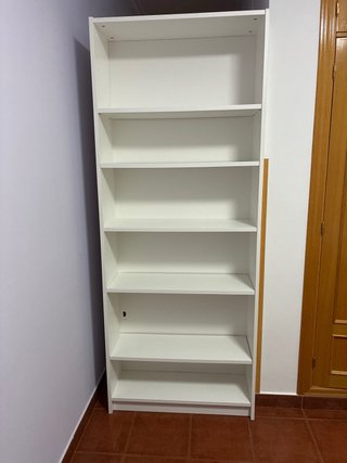 Estantería beige de madera