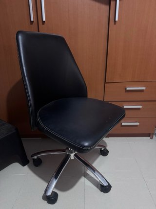 Silla de oficina negra