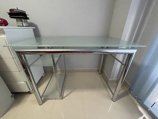 Escritorio de cristal y metal