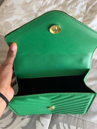 Bolso verde con cadena dorada