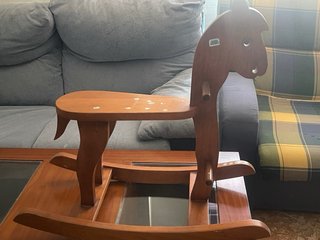 Cavallino dondolo in legno per bambini