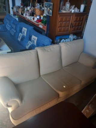 Sofá de tela beige y azul