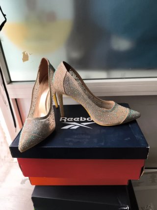 Zapatos de tacón con pedrería