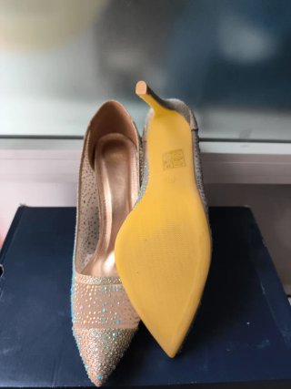 Zapatos de tacón con pedrería