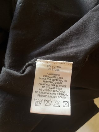 Vestido negro Amatrichi con flores blancas