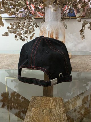 Gorra Mercedes-AMG Negra con Rojo