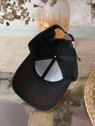 Gorra Mercedes-AMG Negra con Rojo
