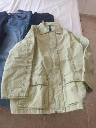 Lote de 3 pantalones y chubasquero..de mujer