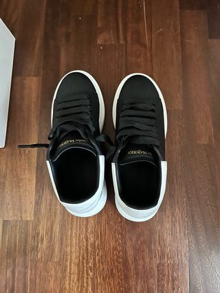 Alexander McQueen sneakers nere bianche