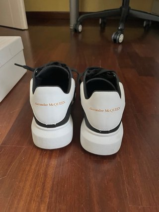 Alexander McQueen sneakers nere bianche