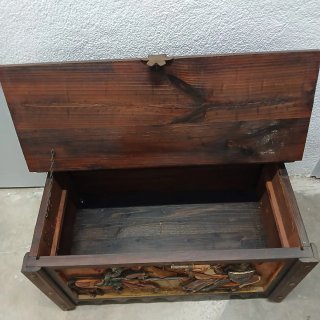 Arca de madera antigua con detalles metálicos