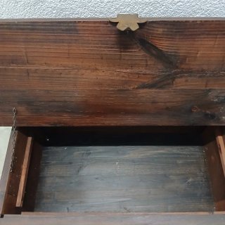 Arca de madera antigua con detalles metálicos