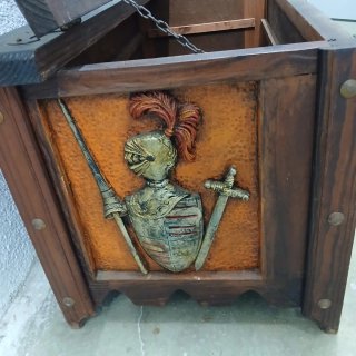 Arca de madera antigua con detalles metálicos